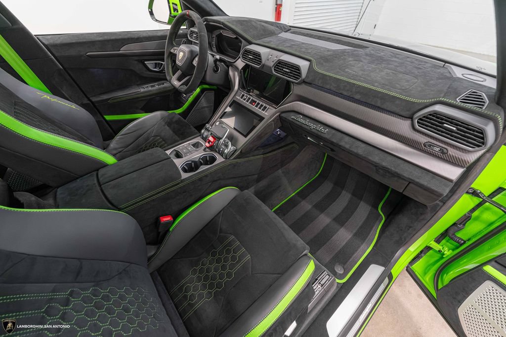 Used 2024 Lamborghini Urus Performante AWD/4WD image 2