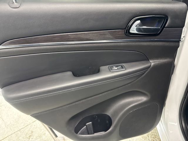 Used 2019 Jeep Grand Cherokee Overland w/ Jeep Active Safety Group image 26