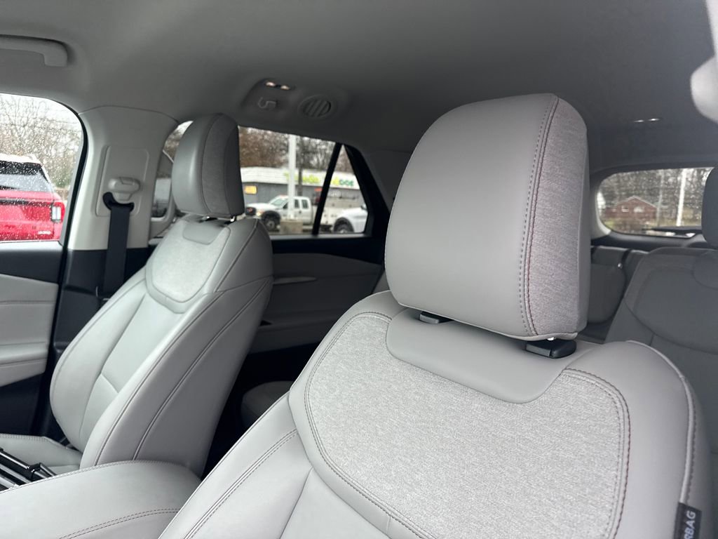 Used 2025 Ford Explorer Active w/ Active Comfort Package image 19