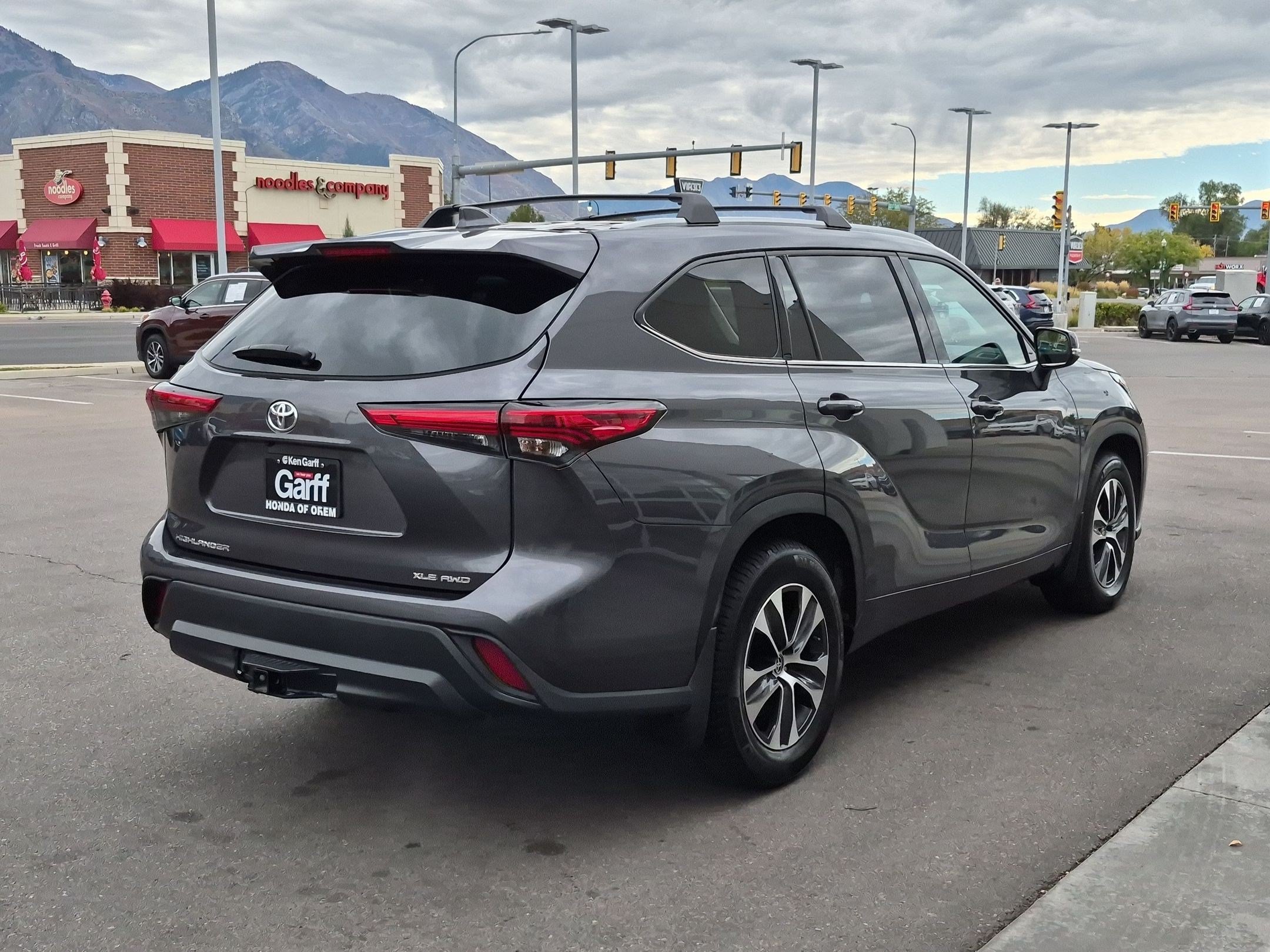 Used 2022 Toyota Highlander XLE AWD/4WD image 3