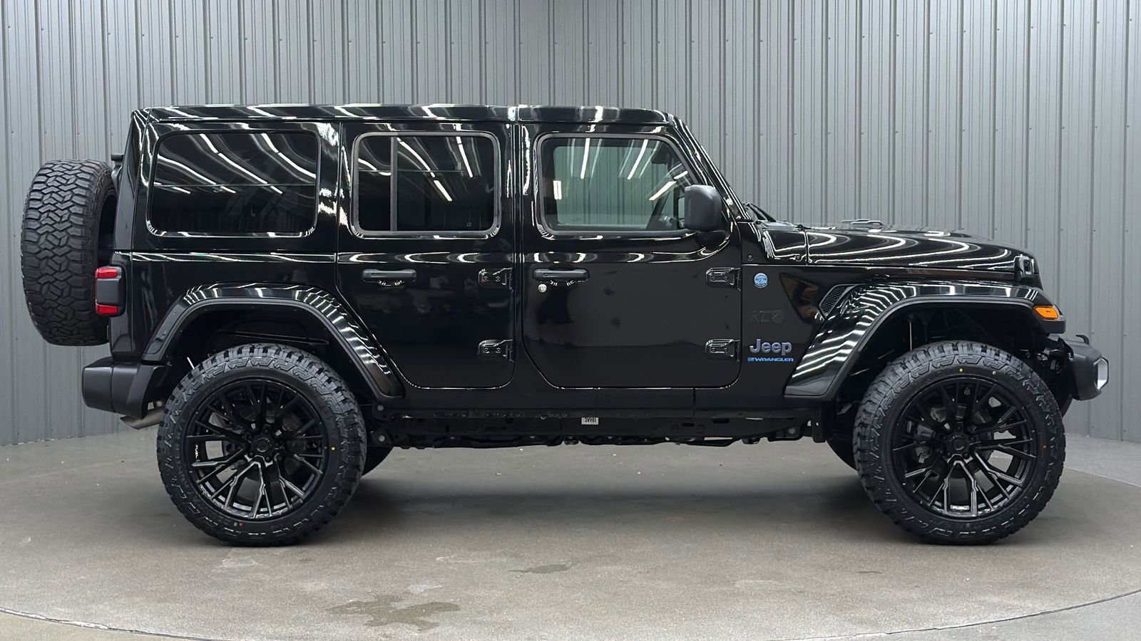 Used 2025 Jeep Wrangler Unlimited Sahara w/ Safety Group AWD/4WD image 6