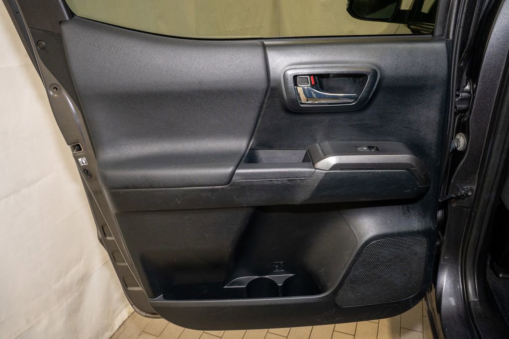 Used 2016 Toyota Tacoma TRD Off-Road image 8