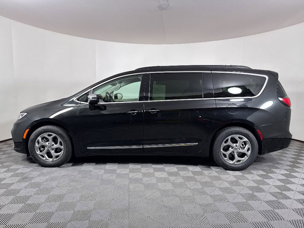 Used 2023 Chrysler Pacifica Limited FWD image 12