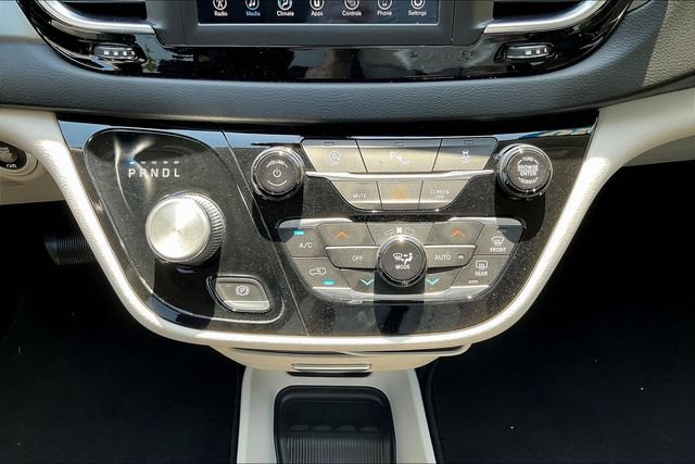 Used 2020 Chrysler Pacifica Touring-L w/ Tire & Wheel Group FWD image 17