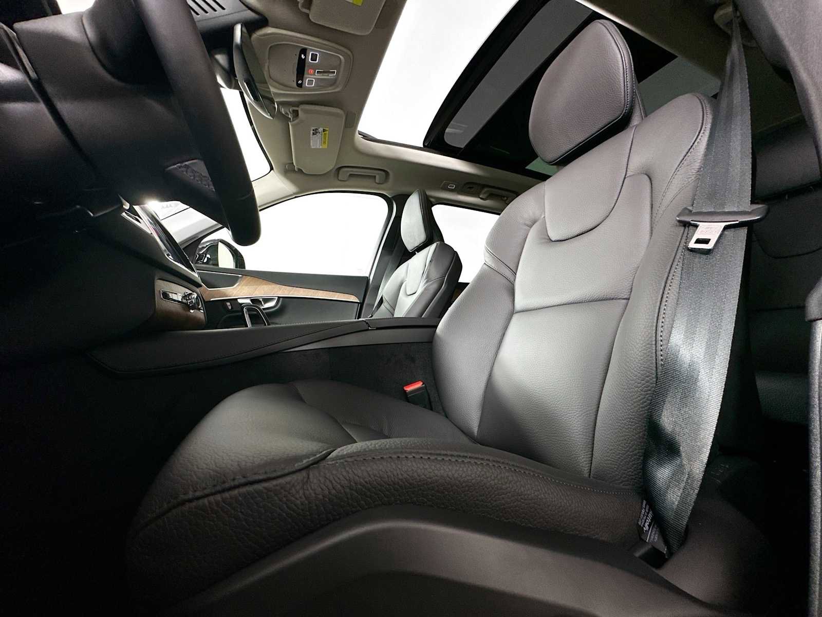 Used 2025 Volvo XC90 B6 Plus w/ Protection Package Premier image 16