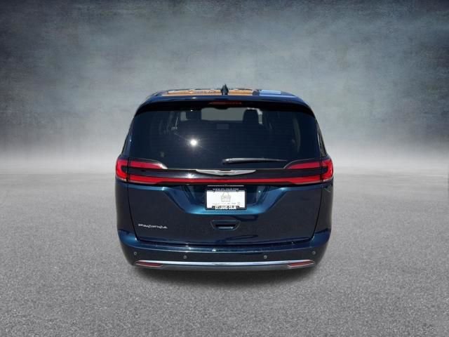 Used 2023 Chrysler Pacifica Touring-L image 7