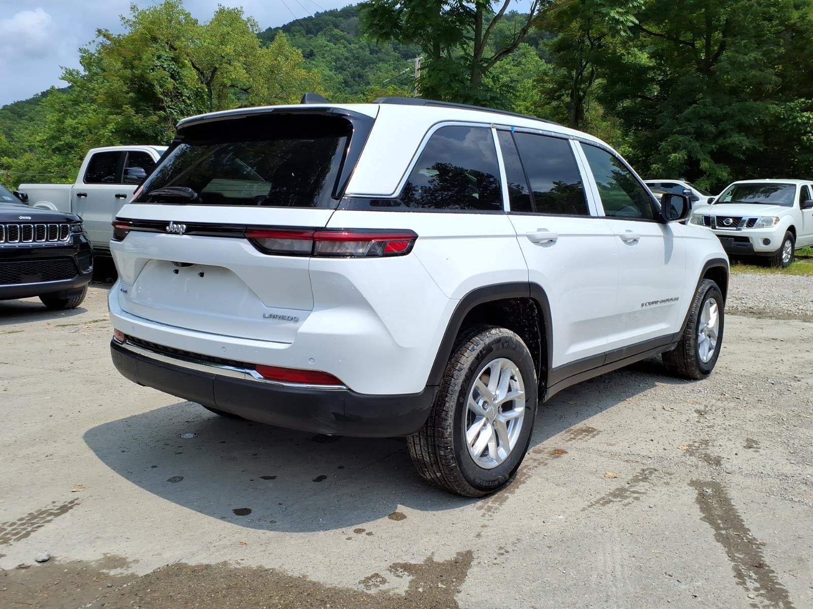 New 2026 Jeep Grand Cherokee Laredo X AWD/4WD image 2
