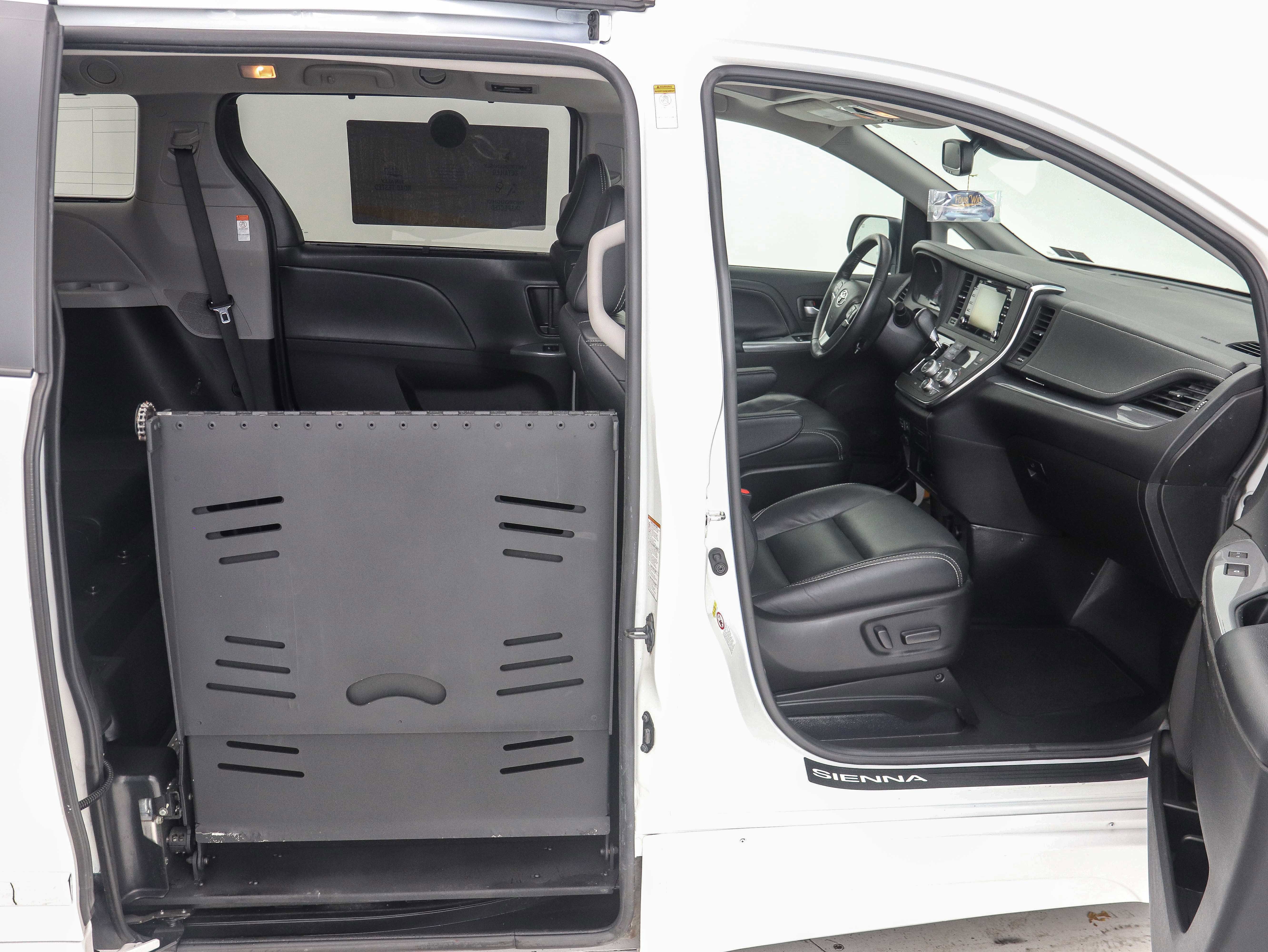 Used 2018 Toyota Sienna SE Premium w/ Carpet Mat Package image 16