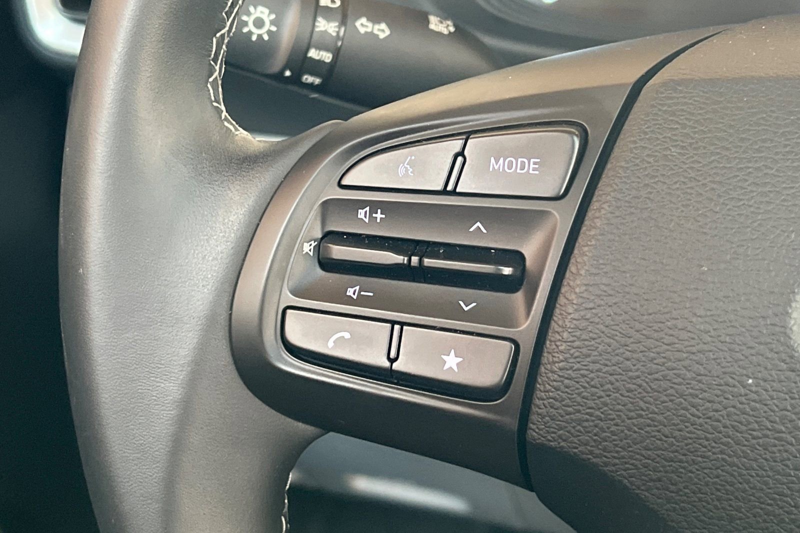 Used 2025 Hyundai Venue SEL image 31