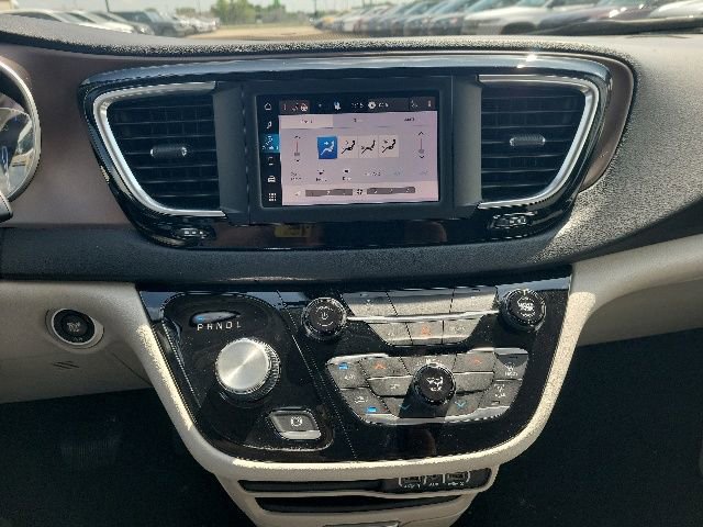 Used 2023 Chrysler Voyager LX FWD image 10