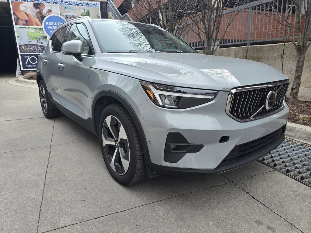 Used 2025 Volvo XC40 B5 Plus image 4
