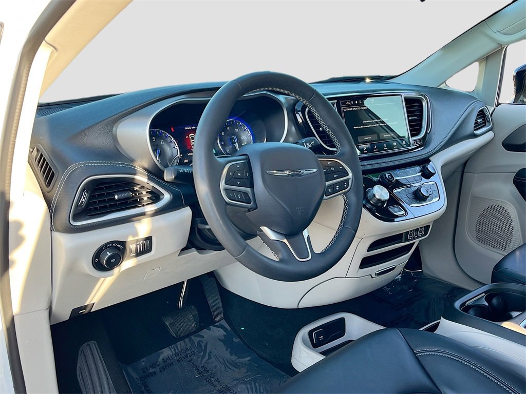 Certified 2024 Chrysler Pacifica Touring-L image 9