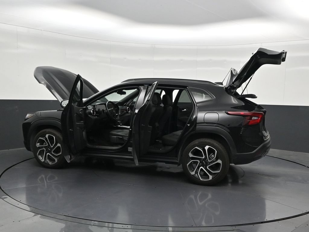 Used 2025 Chevrolet Trax RS w/ Sunroof Package FWD image 35