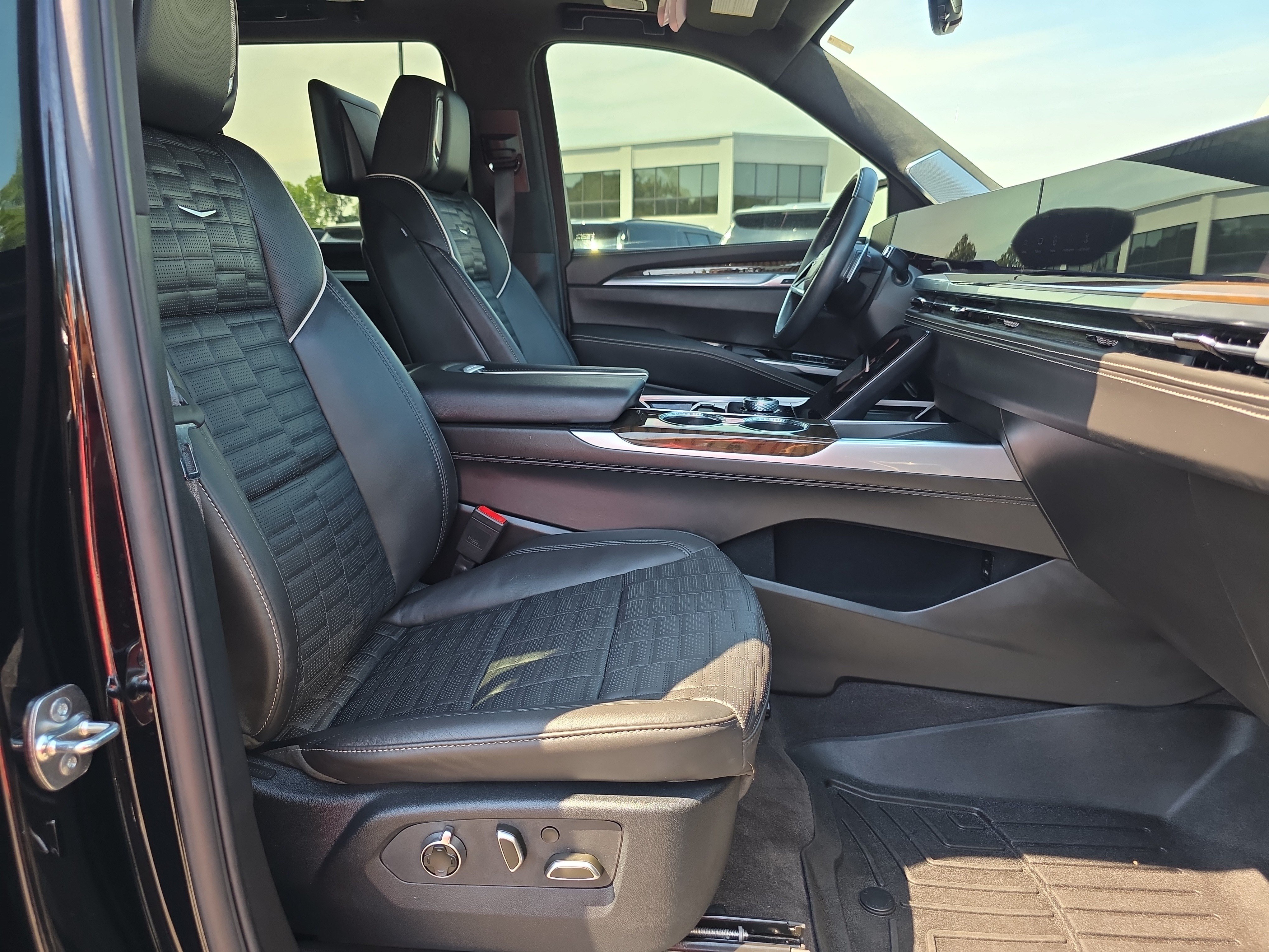 Used 2026 Cadillac Escalade Platinum Sport AWD/4WD image 18