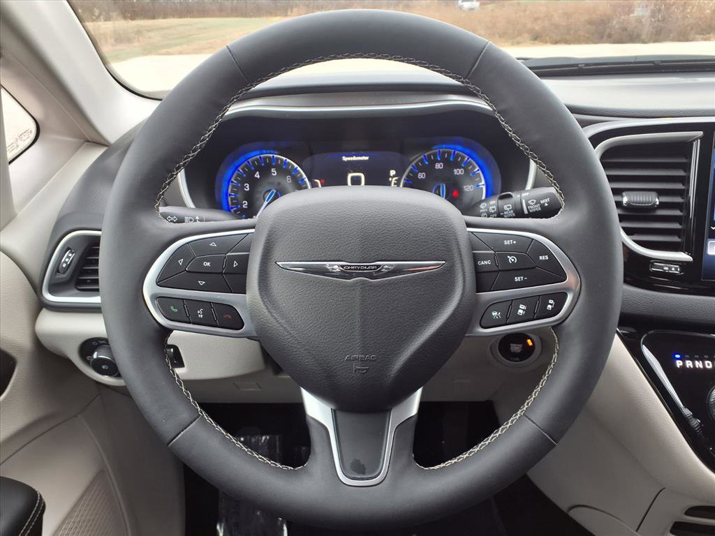 Used 2024 Chrysler Pacifica Touring-L image 17
