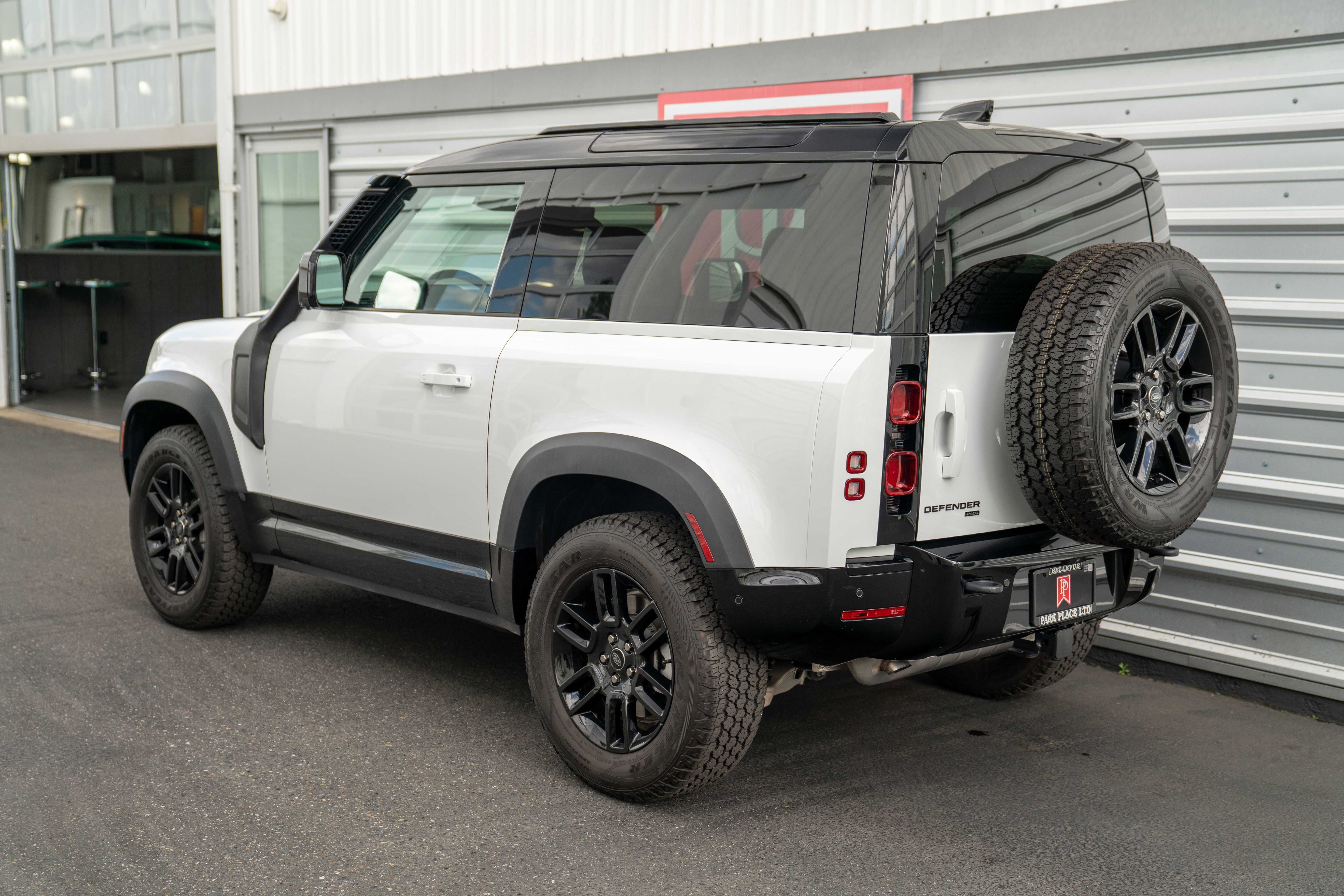 Used 2022 Land Rover Defender 90 X-Dynamic S image 40