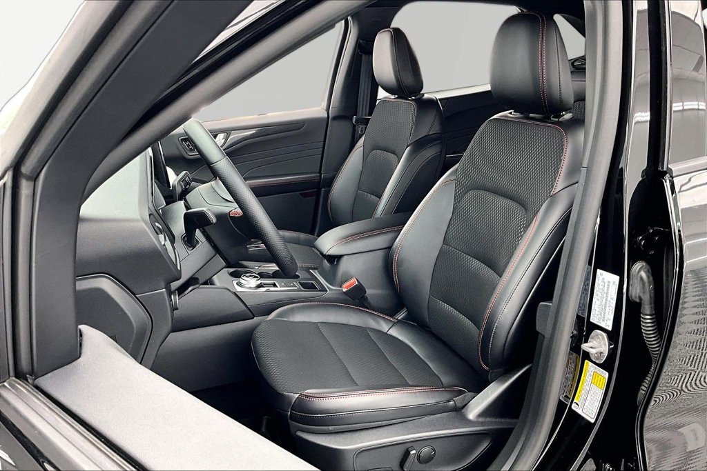 Certified 2025 Ford Escape ST-Line Elite AWD/4WD image 25