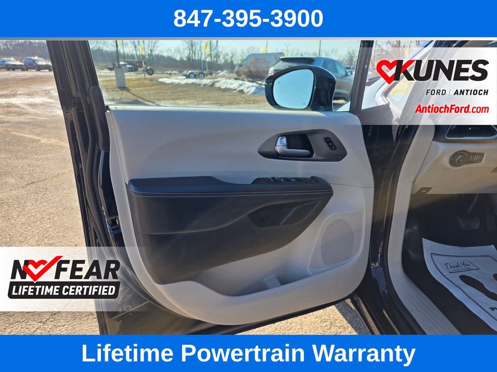 Used 2024 Chrysler Pacifica Touring-L image 14