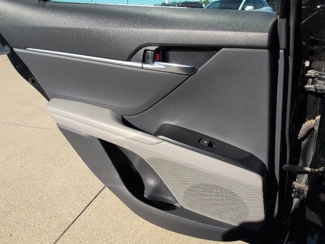 Used 2020 Toyota Camry LE image 8