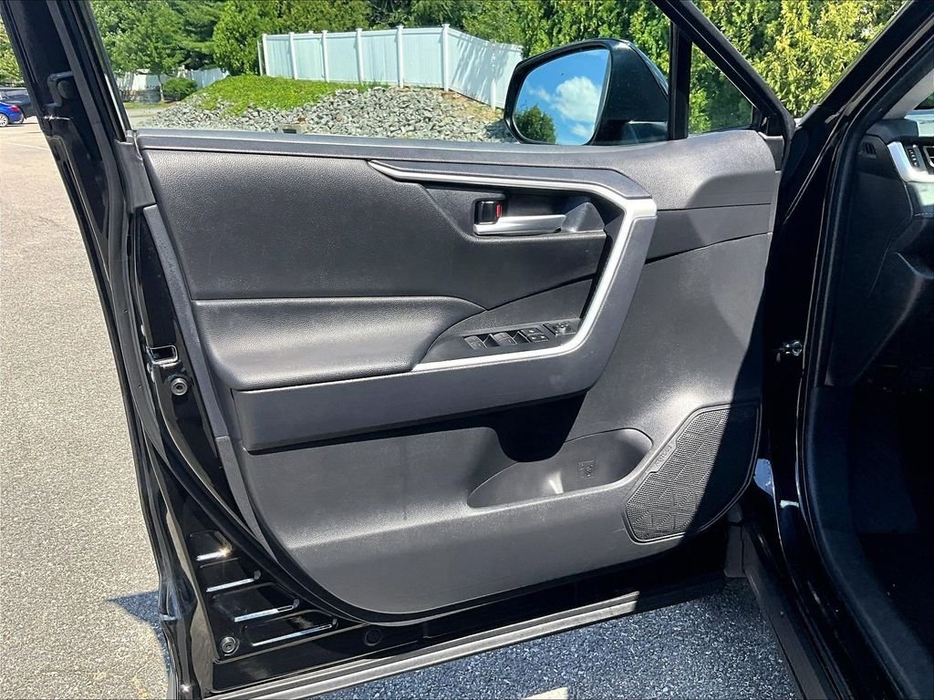 Used 2025 Toyota RAV4 XLE AWD/4WD image 9