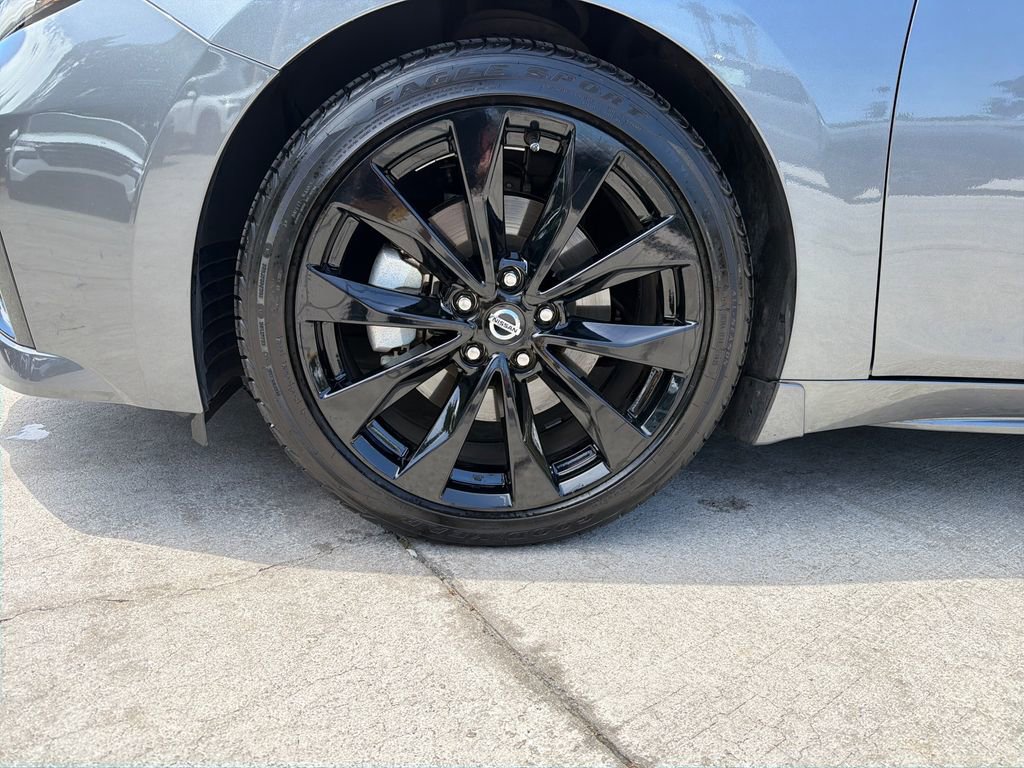 Used 2022 Nissan Maxima SR w/ Sport Mat Group FWD image 12