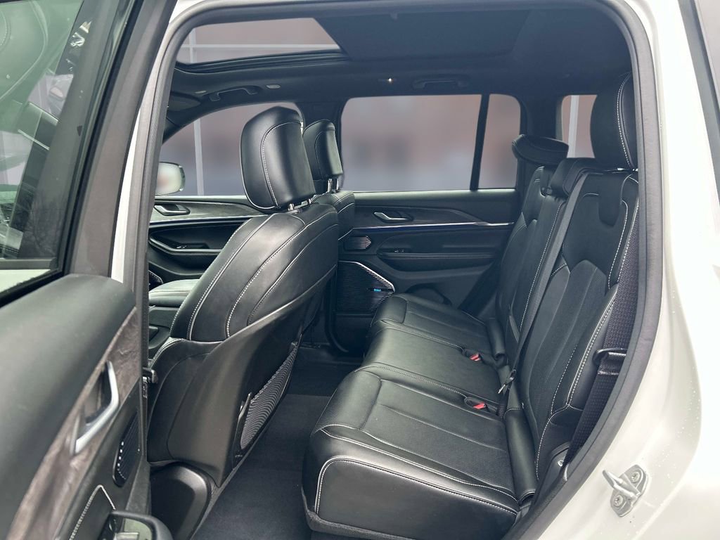 Used 2022 Jeep Grand Cherokee Overland image 12