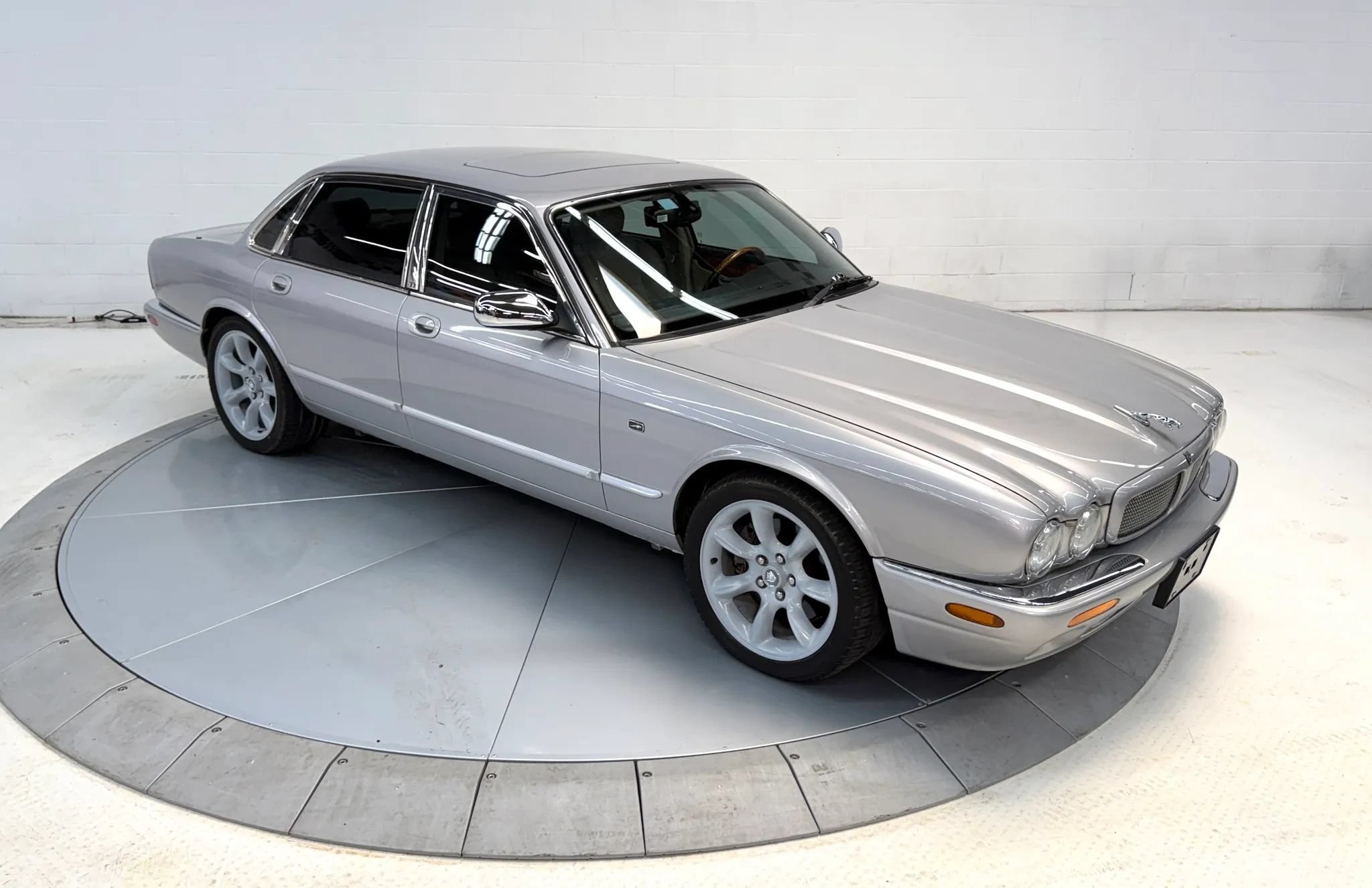 Used 2000 Jaguar XJ8 RWD image 11