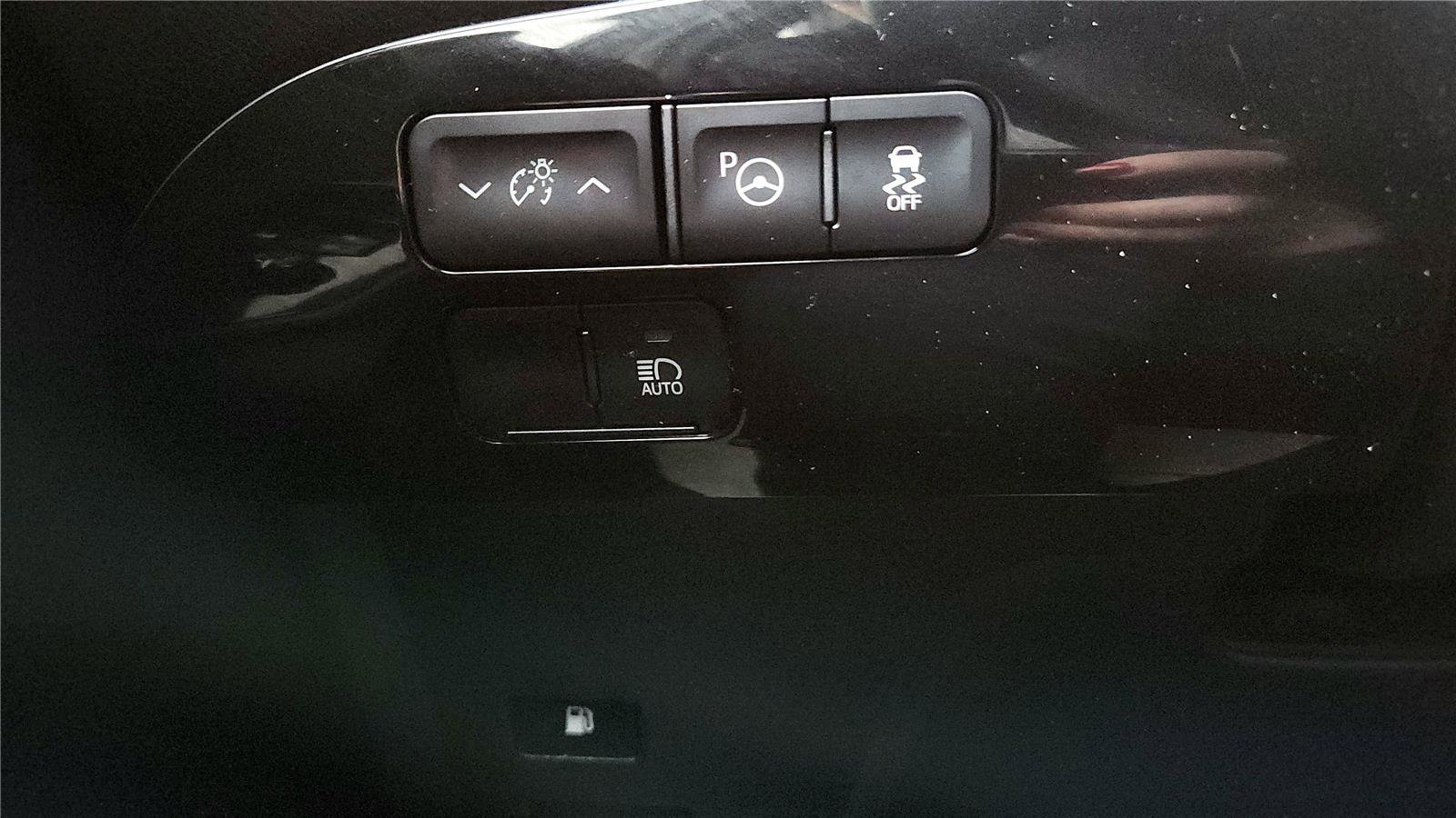 Certified 2019 Toyota Prius LE image 32