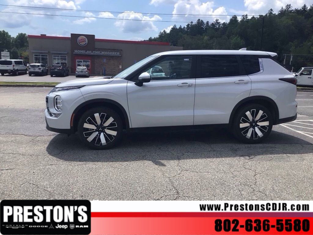 Used 2025 Mitsubishi Outlander AWD image 2