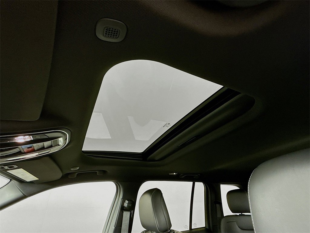 New 2025 Jeep Grand Cherokee Altitude image 14