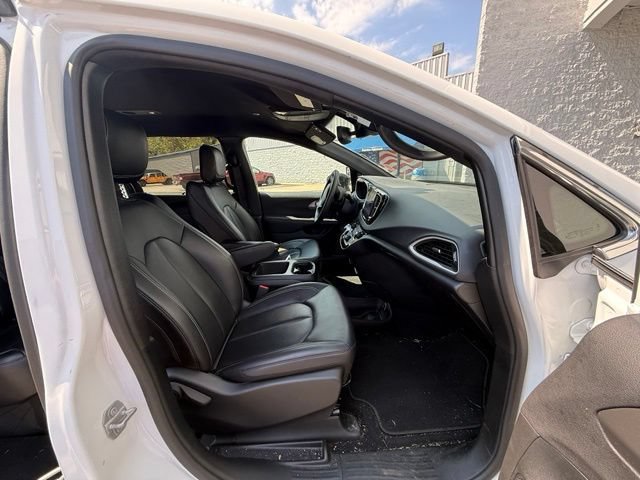 Used 2025 Chrysler Pacifica Select FWD image 7