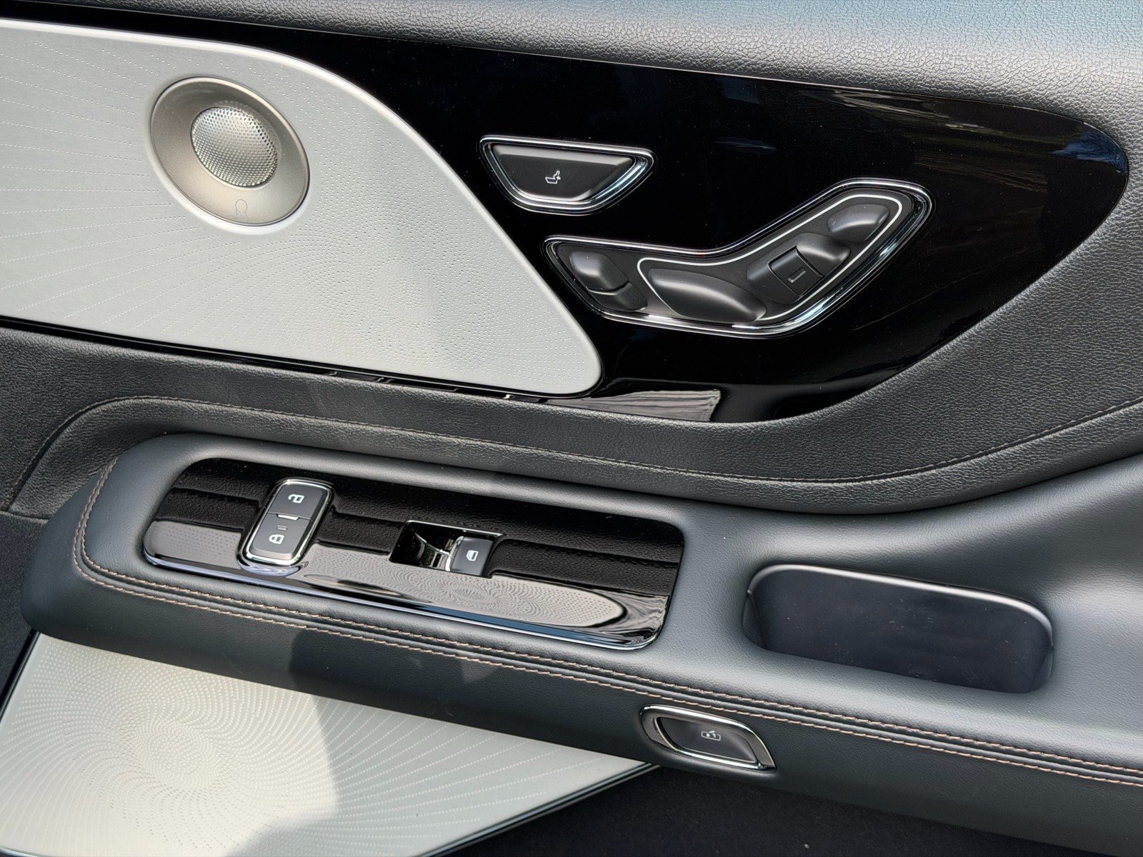 New 2026 Lincoln Aviator Reserve AWD/4WD image 13