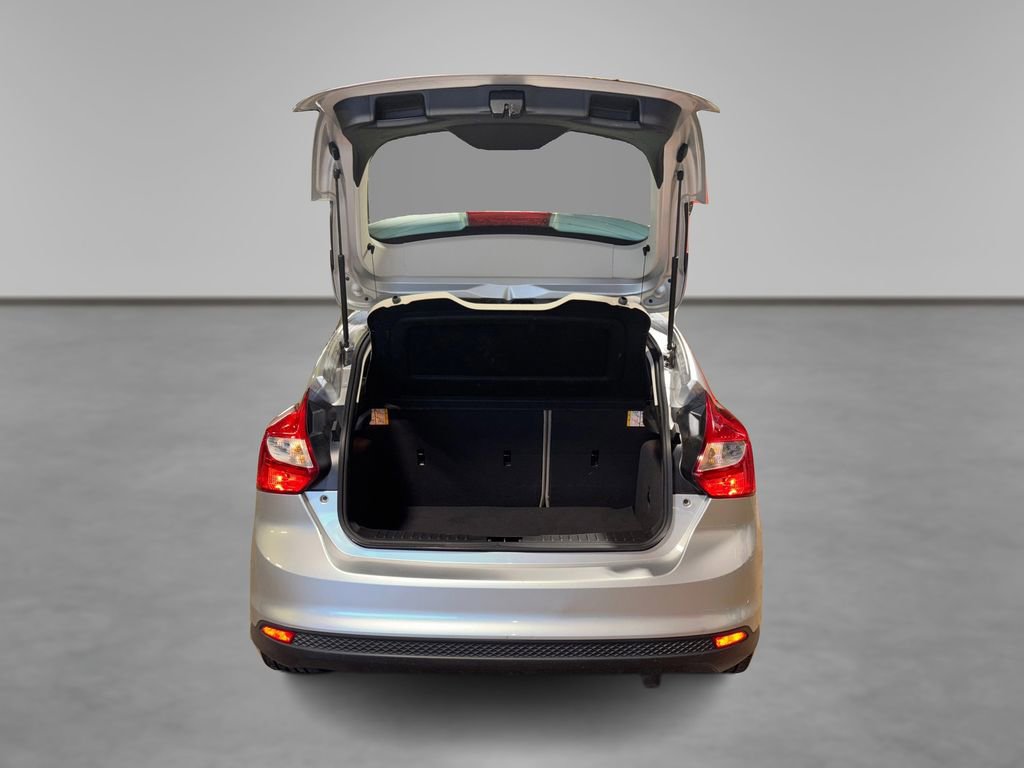 Used 2014 Ford Focus SE w/ SE Winter Package FWD image 11