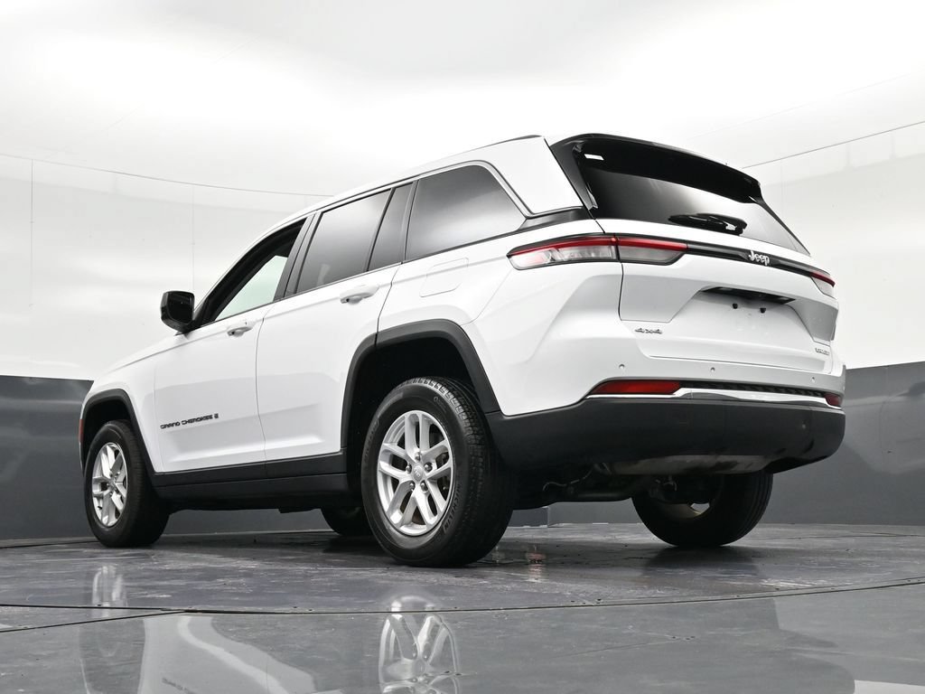 Used 2023 Jeep Grand Cherokee Laredo AWD/4WD image 33