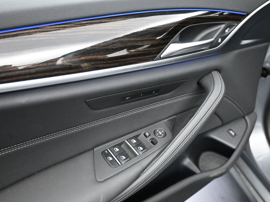 Used 2023 BMW 530i xDrive AWD/4WD image 9