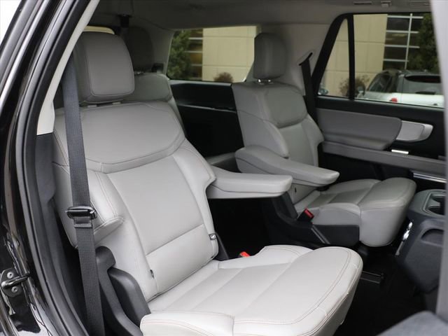 Used 2025 Ford Expedition Active image 13