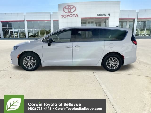 Used 2024 Chrysler Pacifica Touring-L video 2