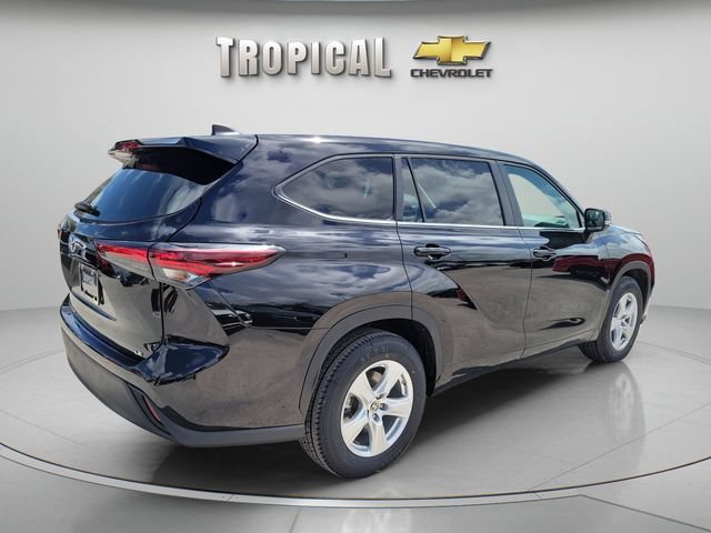 Used 2024 Toyota Highlander LE FWD image 3