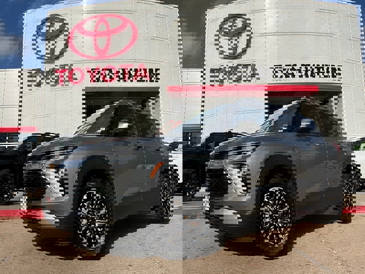 Used 2025 Chevrolet TrailBlazer LT image 2