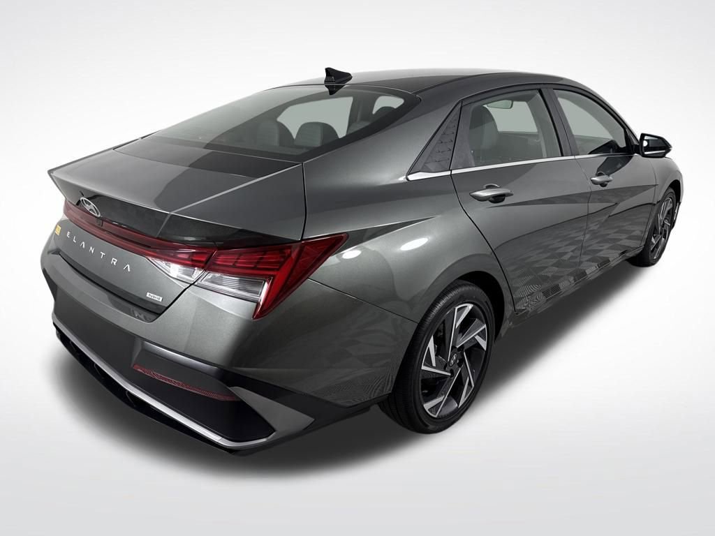 Certified 2025 Hyundai Elantra Limited image 3