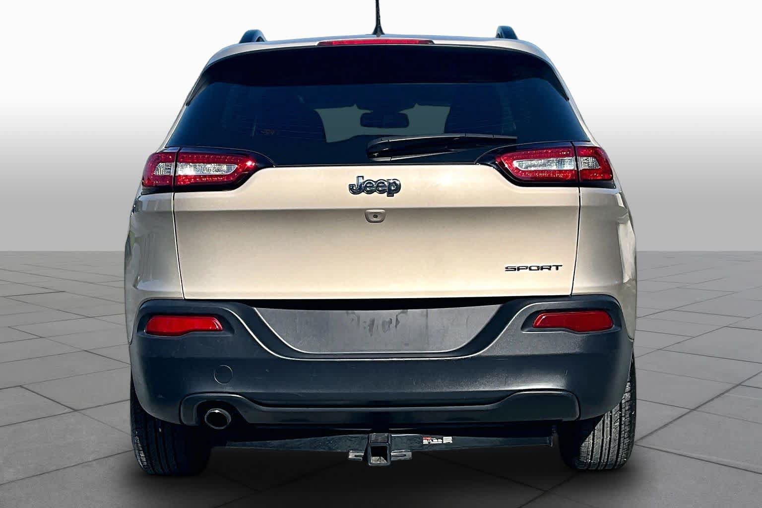 Used 2015 Jeep Cherokee Sport w/ Sport Appearance Group FWD image 5