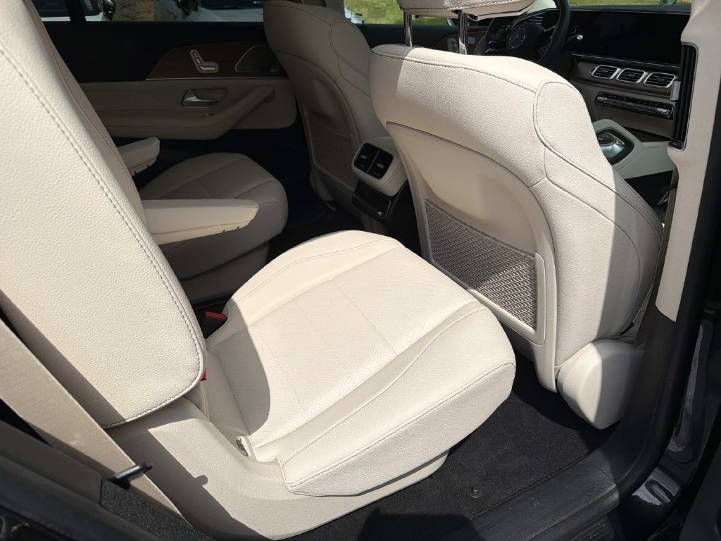 Used 2025 Mercedes-Benz GLS 450 4MATIC w/ AMG Line Exterior image 29