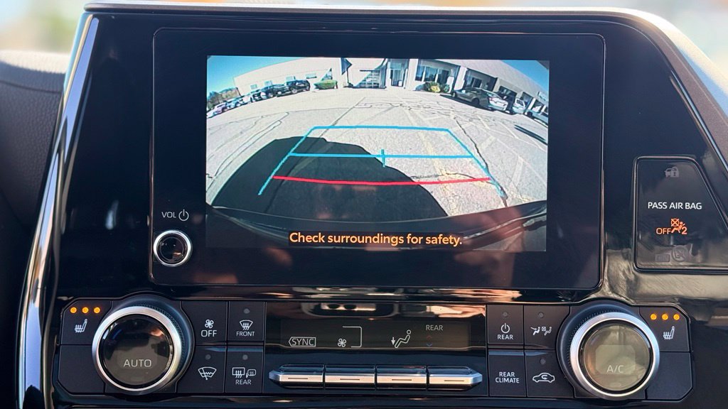 Used 2023 Toyota Highlander XLE AWD/4WD image 17