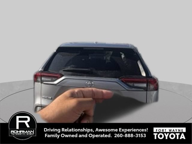 Used 2024 Toyota RAV4 LE AWD/4WD image 4