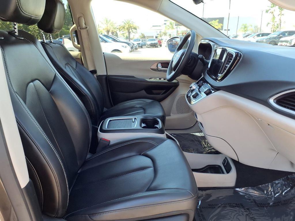 Used 2023 Chrysler Pacifica Touring-L image 10