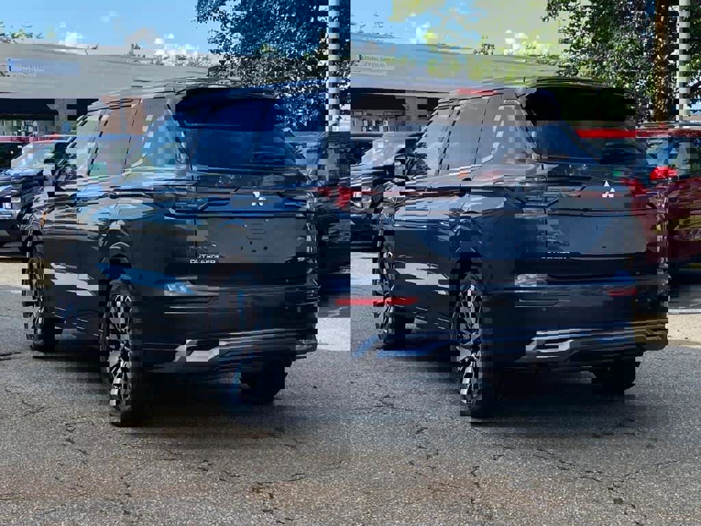 New 2025 Mitsubishi Outlander SE image 3