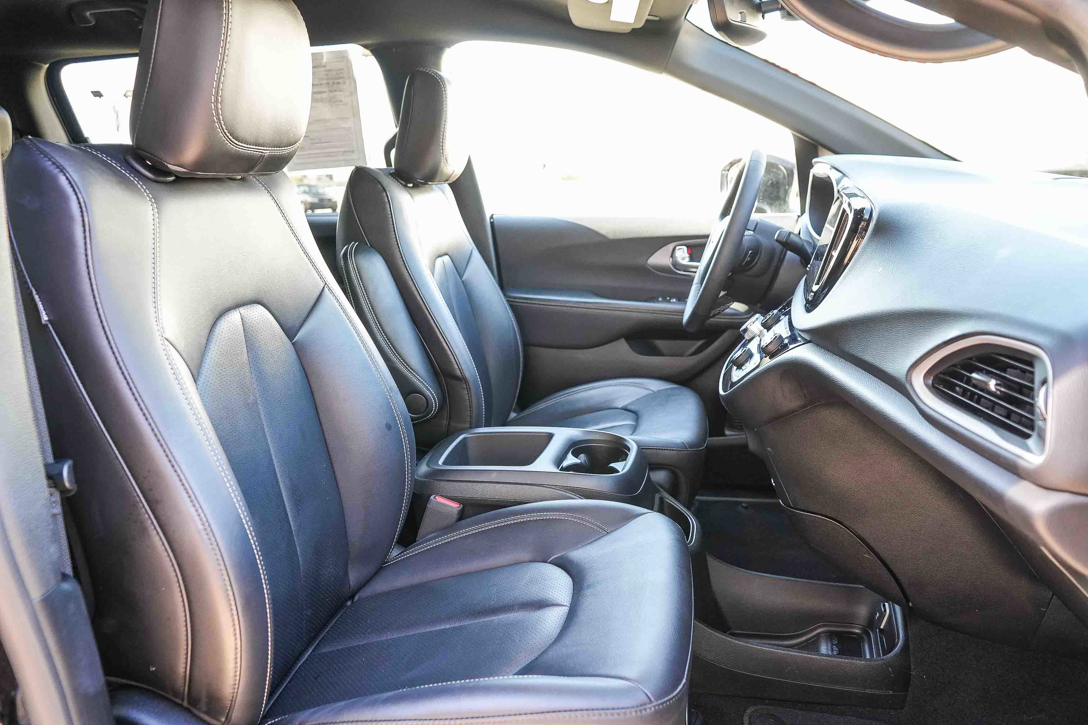 Used 2025 Chrysler Pacifica Select FWD image 16
