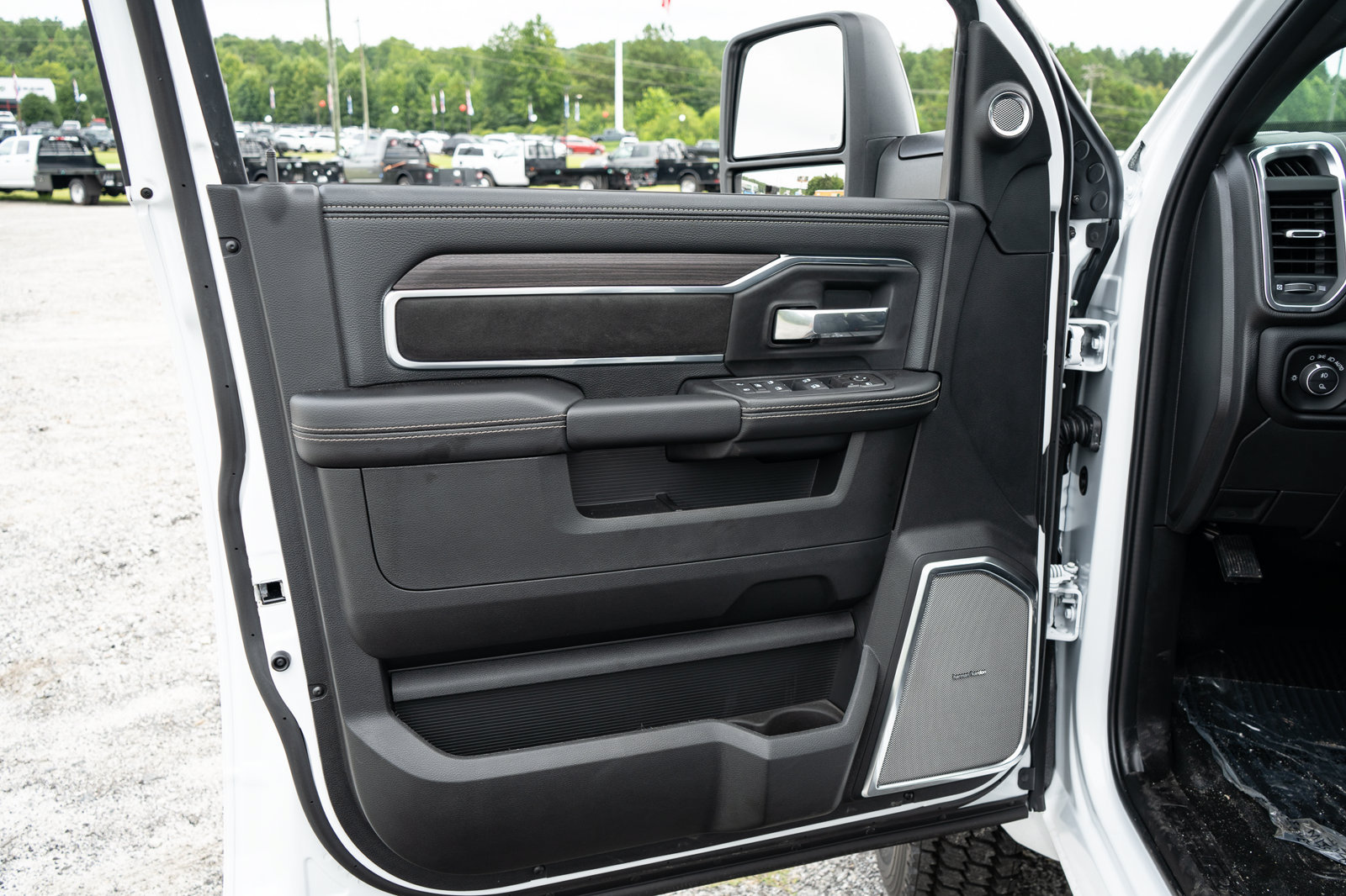 New 2026 RAM 4500 4x4 Crew Cab DRW w/ Laramie Trim Package image 33