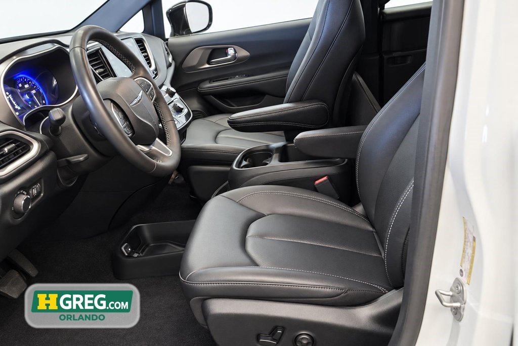 Used 2026 Chrysler Voyager LX FWD image 8