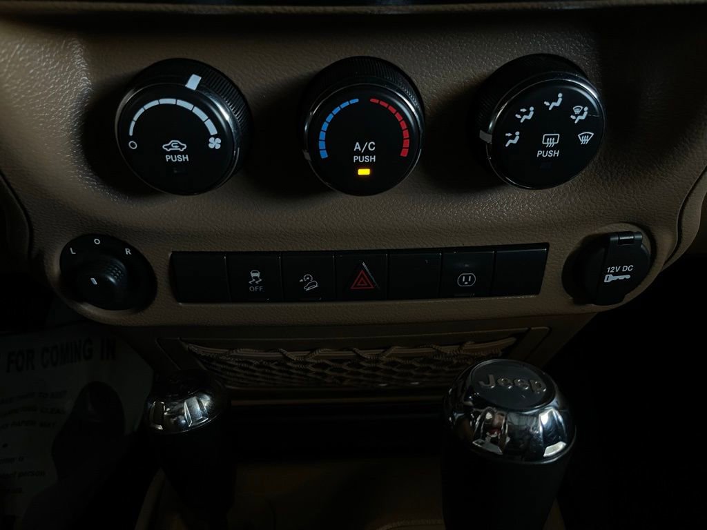 Used 2016 Jeep Wrangler Unlimited Rubicon w/ Connectivity Group image 32